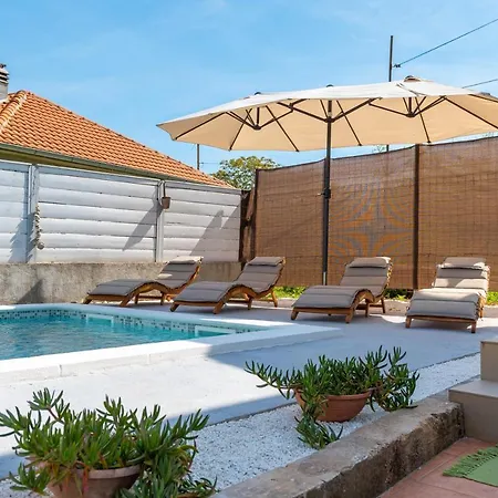 Adriana On Peaceful Location With Pool Apartment Pula