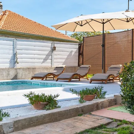 Adriana On Peaceful Location With Pool Apartment Pula