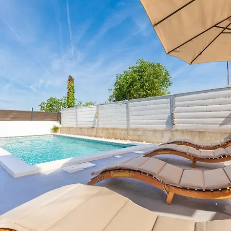 Adriana On Peaceful Location With Pool *