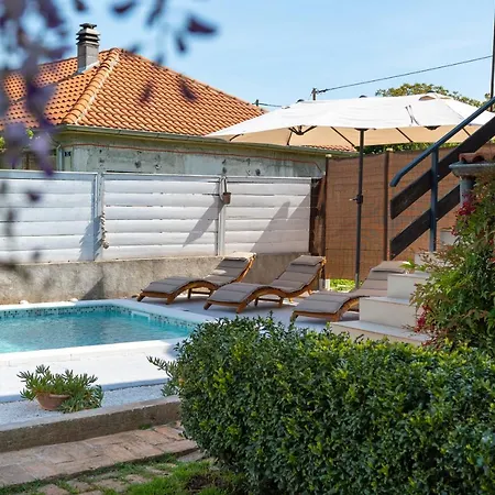 Adriana On Peaceful Location With Pool Apartment Pula