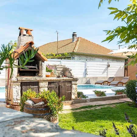 Adriana On Peaceful Location With Pool Apartment Pula